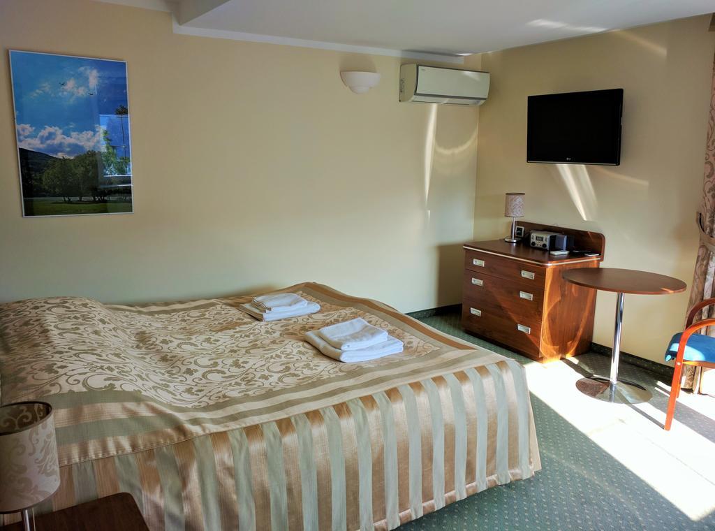 Willa Pod Skrzydlami Hotel Międzybrodzie Bialskie Exterior foto